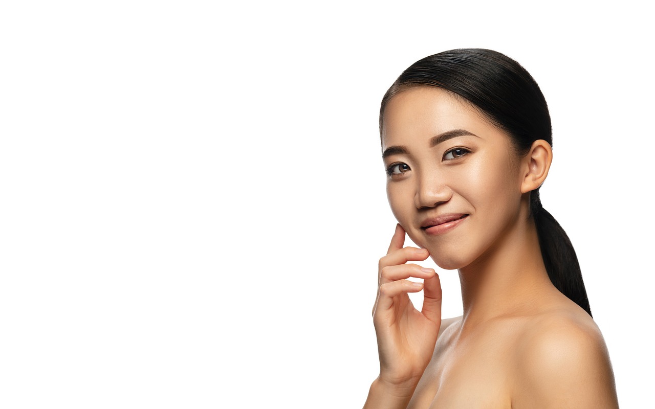 Por qué no necesitas 10 productos para cuidar tu piel: claves de una rutina facial minimalista
